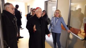 Il cardinale Gualtiero Bassetti in visita all’Istituto clinico Porta Sole
