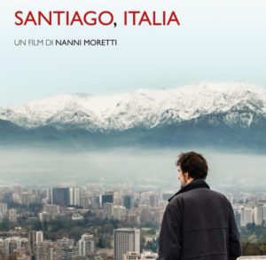 Domenica 23 dicembre Nanni Moretti presenterà il suo nuovo film, “Santiago, Italia”, che dopo la trionfale accoglienza al Festival di Torino sta ottenendo consensi trasversali.