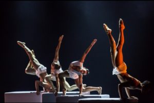 Sette performers per Play uno dei più grandi successi internazionali della compagnia Kataklò Sul palco del teatro Lyrick il prossimo 25 gennaio