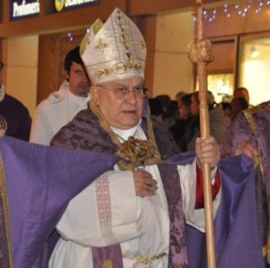 Il vescovo, mons. Piemontese, celebra la messa al Front Office il 10 aprile