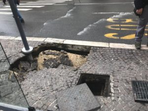 Terni, cedimento della pavimentazione a Via Carrara: Ripristinata l’erogazione idrica con un sistema provvisorio, tre giorni per la riparazione definitiva