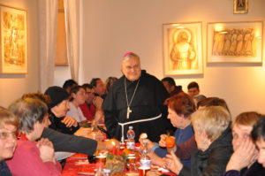 Pranzo di Natale in episcopio a Terni. Il vescovo Piemontese ospita 120 persone per una festa familiare e di condivisione