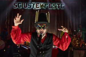 A Perugia f tappa il nuovo tour “CONCIATI PER LE FESTE” di Vinicio Capossela a seguito del nuovo album “SCIUSTEN FESTE N.1965”. 