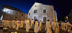 PROCESSIONE DEL CORPUS DOMINI
Mons. Soddu: “L’ Eucaristia è il punto di riferimento e la base per lo sviluppo e la rinascita di ogni comunità, quindi della nostra città, della nostra società e del nostro territorio”.