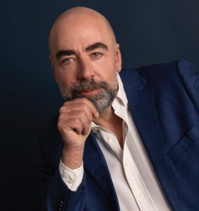 Gabriele Pensieri regala al suo pubblico il libro: “Manuale di sopravvivenza per imprenditori, manager e professionisti”