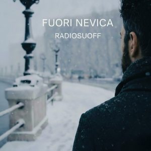 Il sarto della musica italiana Radiosuoff cuce sogni e neve su una Bari inedita Con "Fuori Nevica", Luca Laruccia in arte Radiosuof,