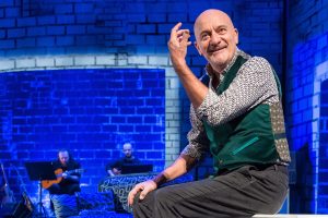 Claudio Bisio in scena a Foligno con La mia vita raccontata male Martedì 17 marzo ore 21 – Politeama Clarici