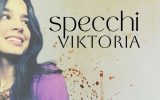 “Specchi” (etichetta Anteros Produzioni srl – edizioni Anteros /Pegasus Music) è il singolo d’esordio di Viktoria